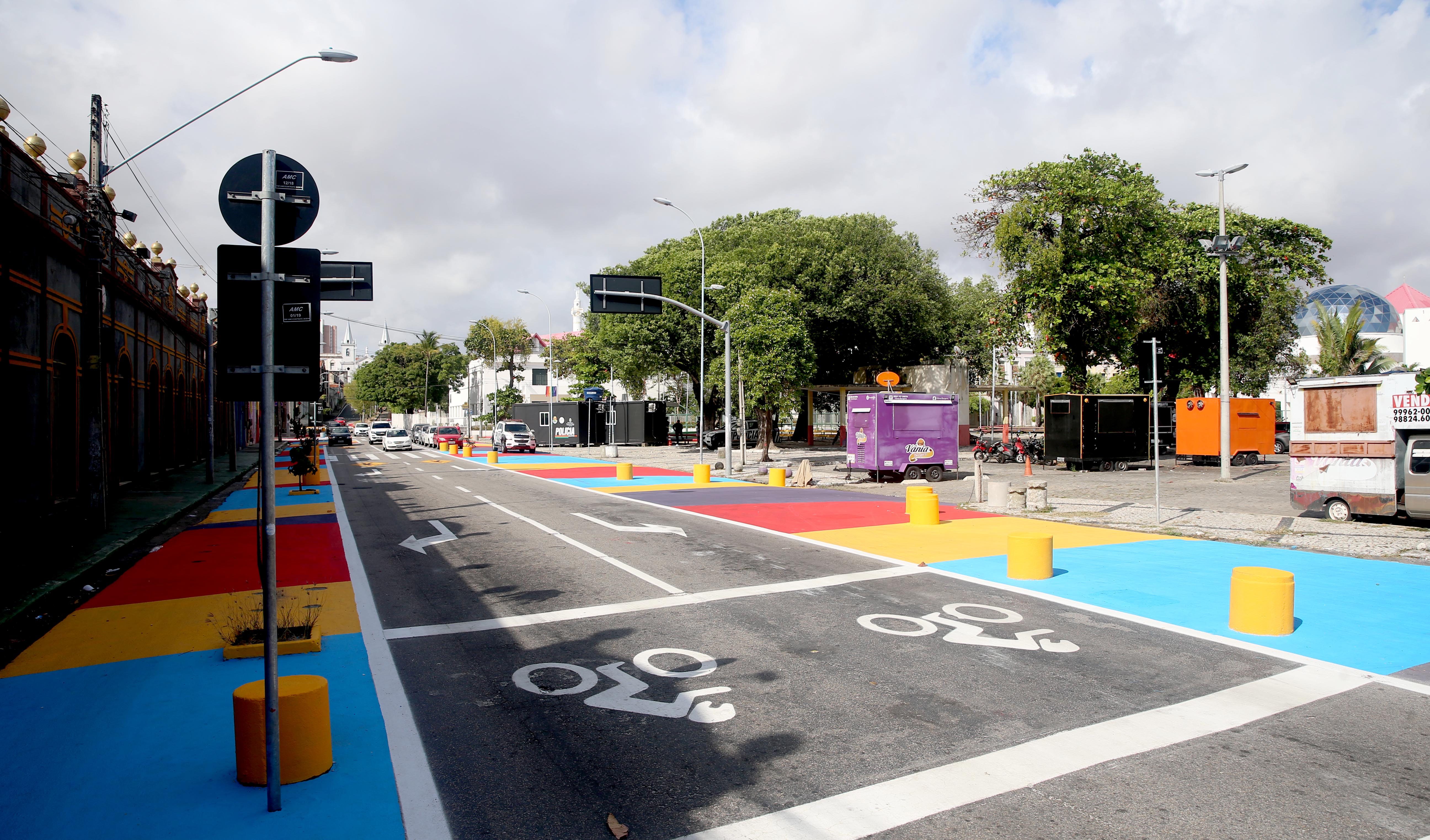 rua almirante jaceguai com as pinturas em amarelo, azul, vermelho no asfalto